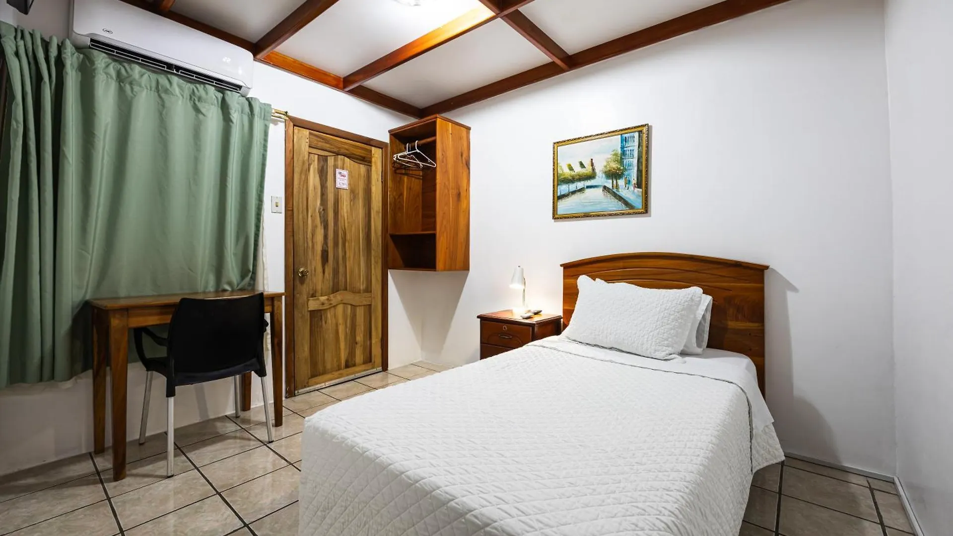 La Peregrina Galapagos B&B 阿约拉港