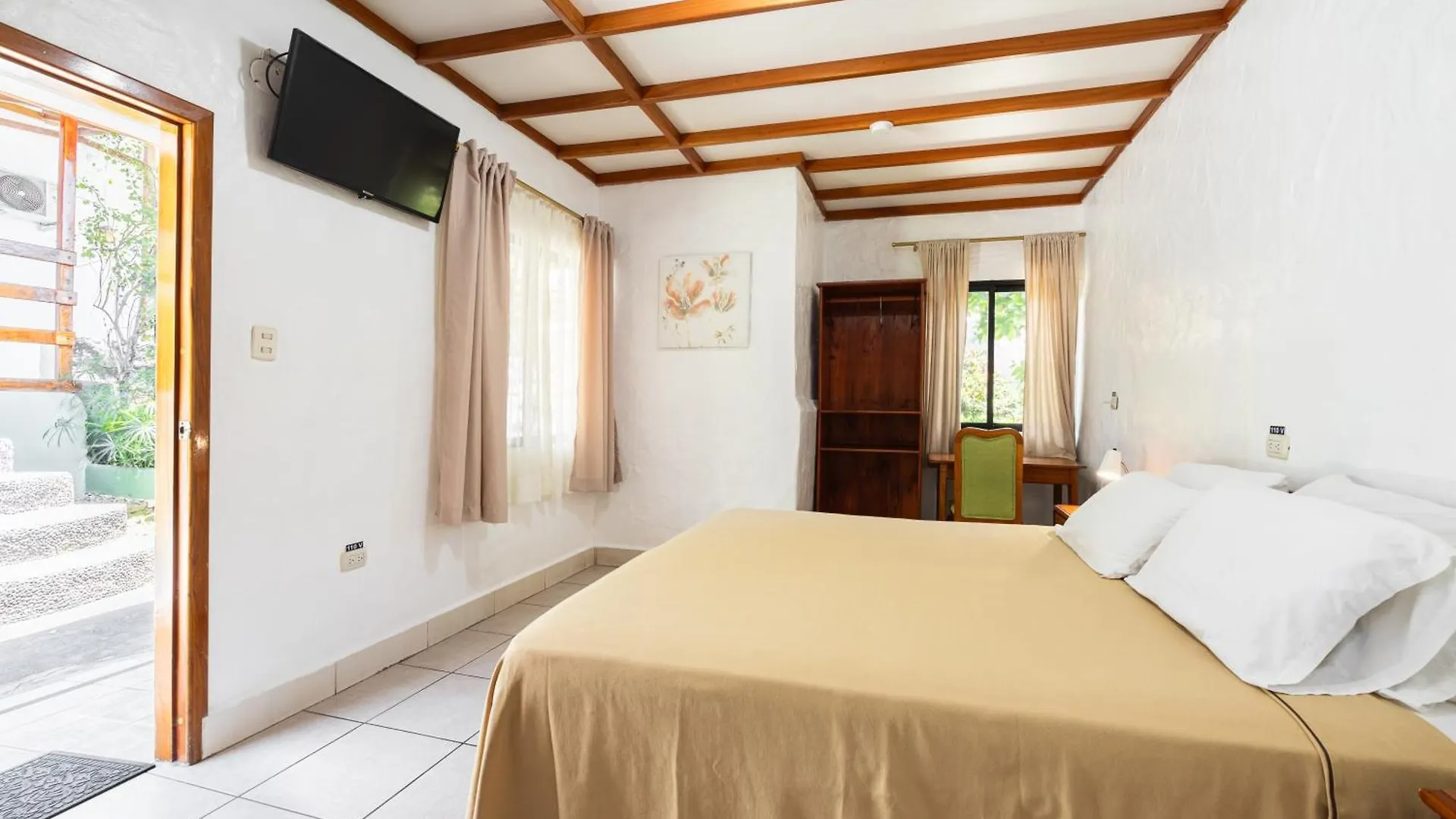 La Peregrina Galapagos B&B 阿约拉港
